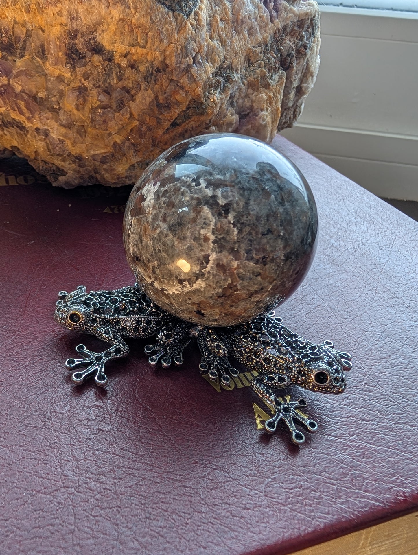 Frog Sphere Holder