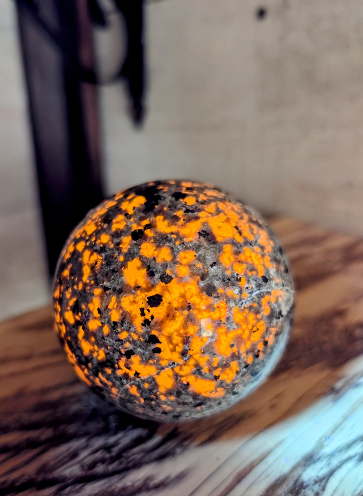 Yooperlite, Canadian Flame Stone Sphere 70 mm